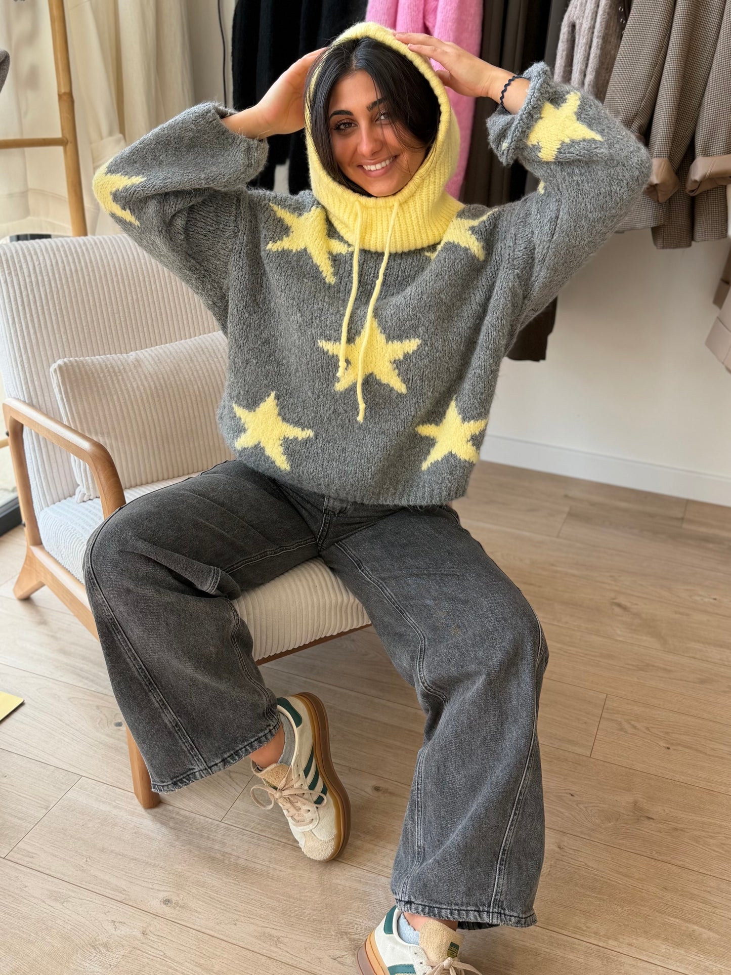 Pull étoiles gris & jaune lumineux